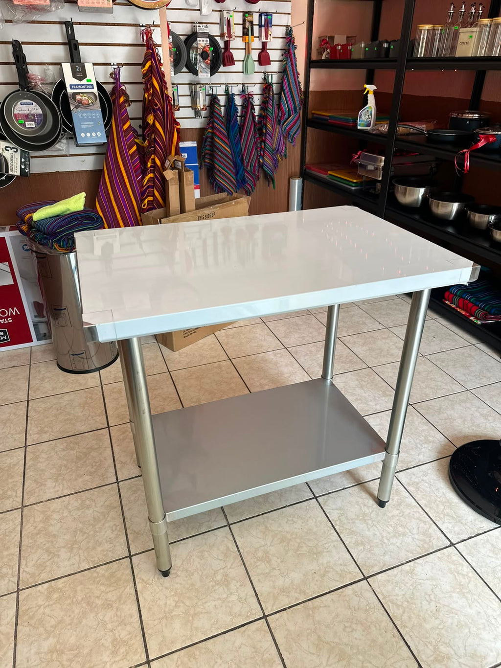 Mesa de Trabajo a Inox Com Entrepaño Galvanizado 24x36”